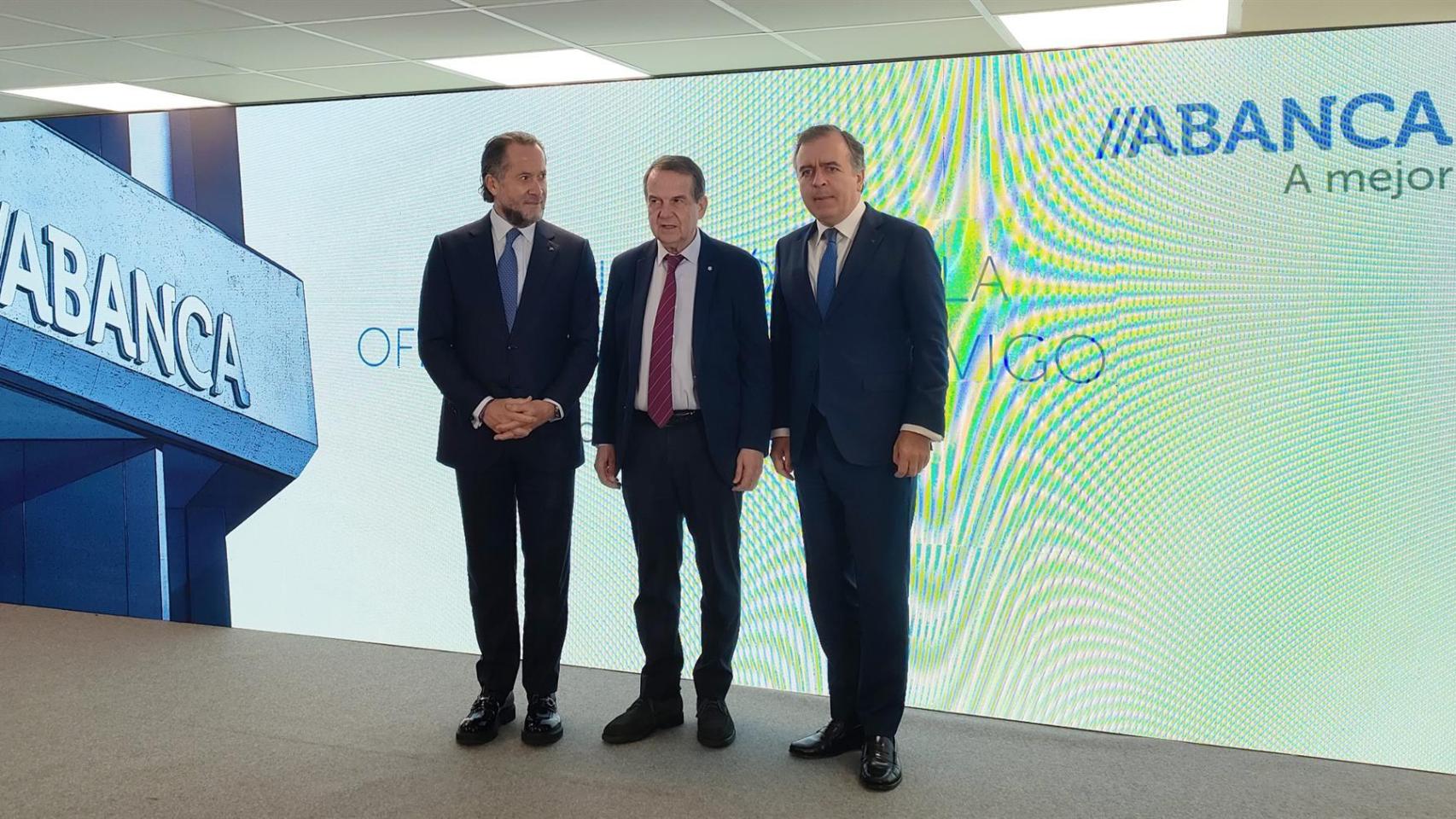 El presidente de Abanca, Juan Carlos Escotet; el alcalde de Vigo, Abel Caballero; y el consejero delegado de Abanca, Francisco Botas, en la inauguración de las nuevas instalaciones de la oficina principal del banco en la ciudad olívica