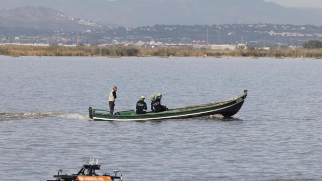 La FGNE (Fuerza de Guerra Naval Especial) en labores de búsqueda de cuerpos en L'Albufera de Valencia el pasado martes. Efe / Ana Escobar