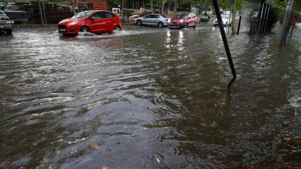 Varios vehículos circulan por una calle inundada a causa de la tormenta en Valencia, en una imagen de archivo. EFE/Kai Försterling