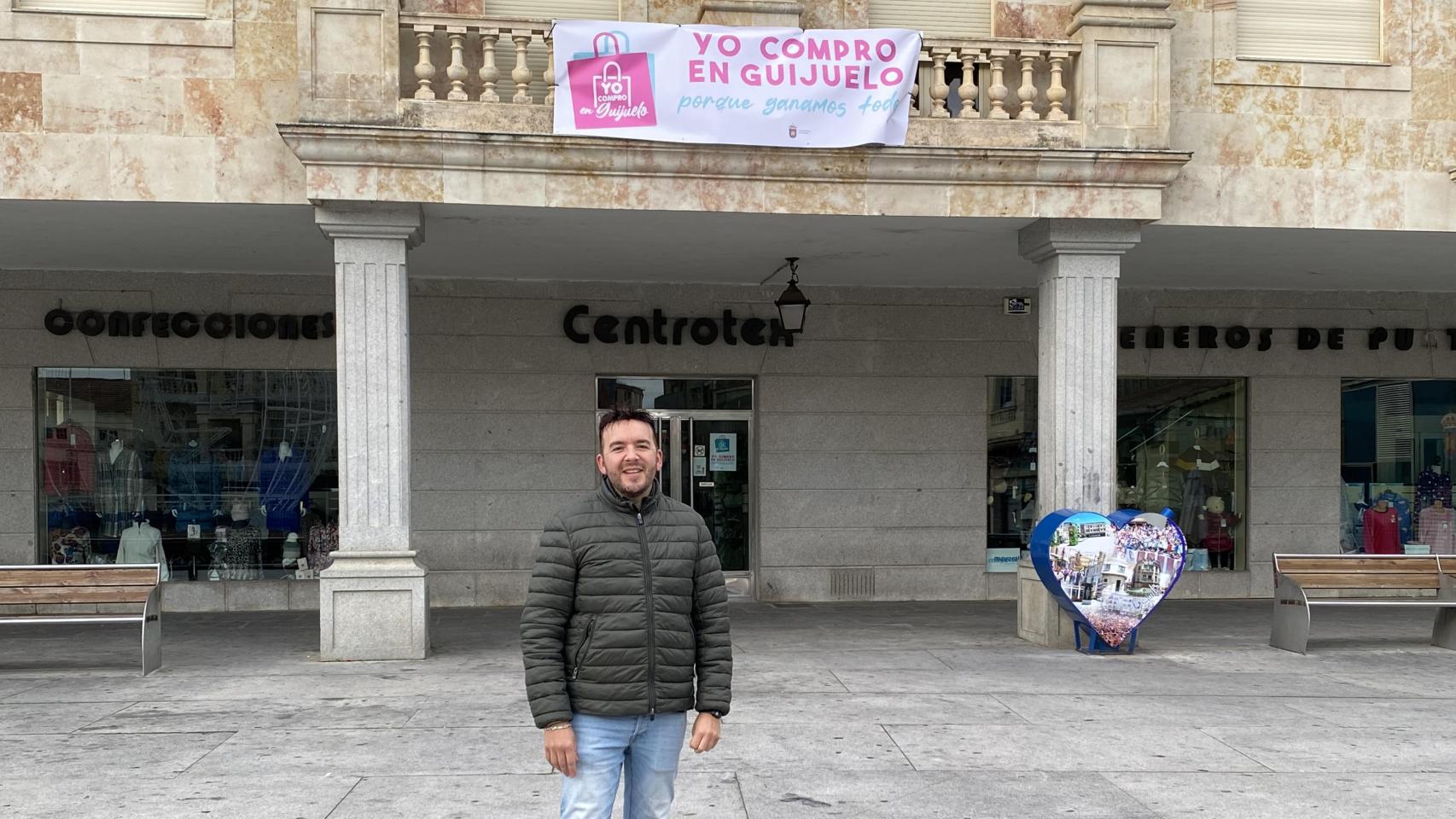 Nueva lona de la campaña 'Yo compro en Guijuelo', presentado por el concejal Roberto H. Garabaya