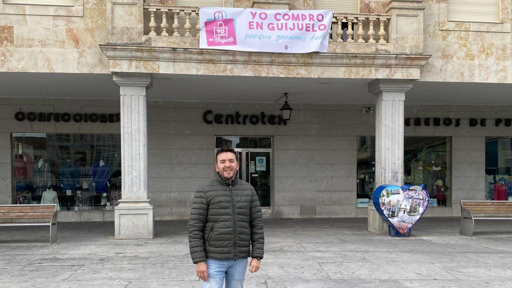 Nueva lona de la campaña 'Yo compro en Guijuelo', presentado por el concejal Roberto H. Garabaya