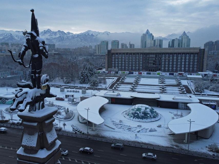 El Monumento de la Independencia de Almaty, en noviembre de 2022.