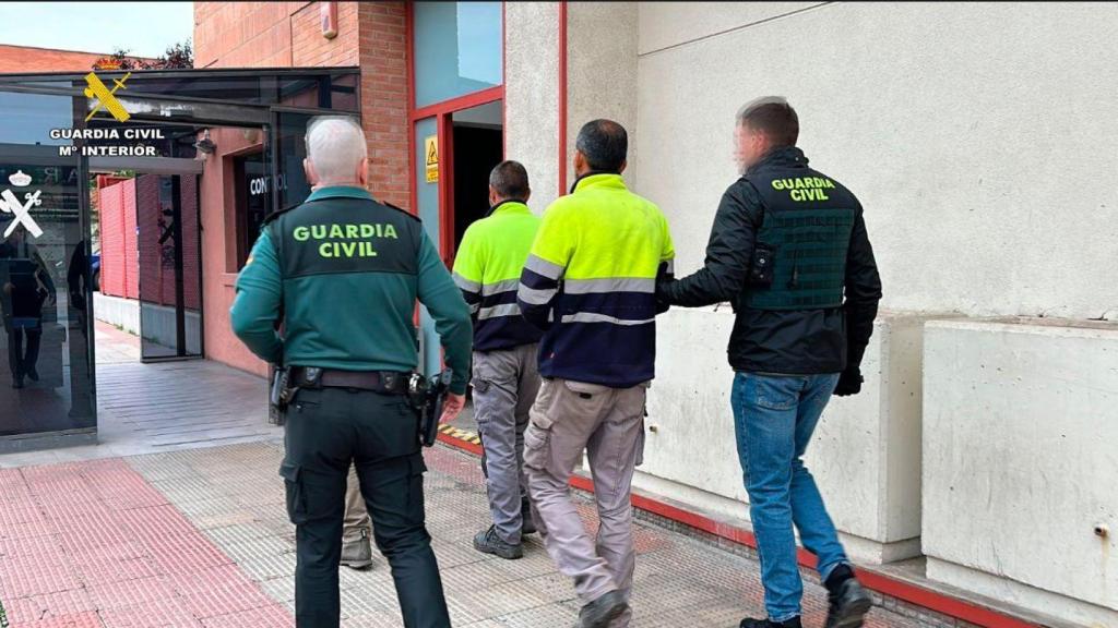 Dos de los detenidos por la Guardia Civil.