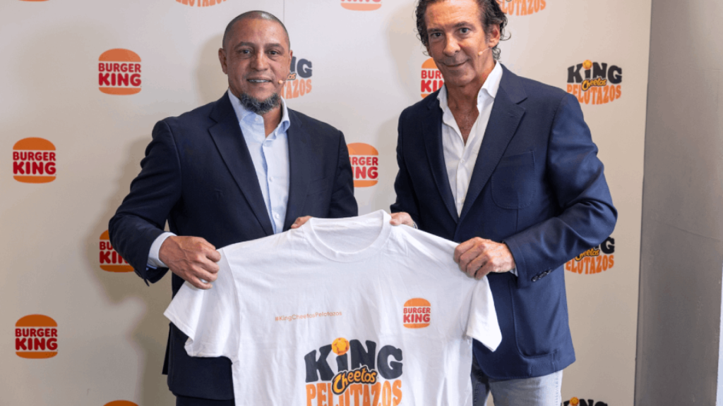 Roberto Carlos y el CEO de Restaurant Brands Iberia, Luis Hérault en la presentación de la King Cheetos Pelotazos.