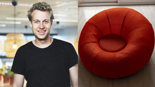 Fotomontaje con el sillón 'gaming' de Ikea y a la izquierda, David Wahl, diseñador de la compañía.