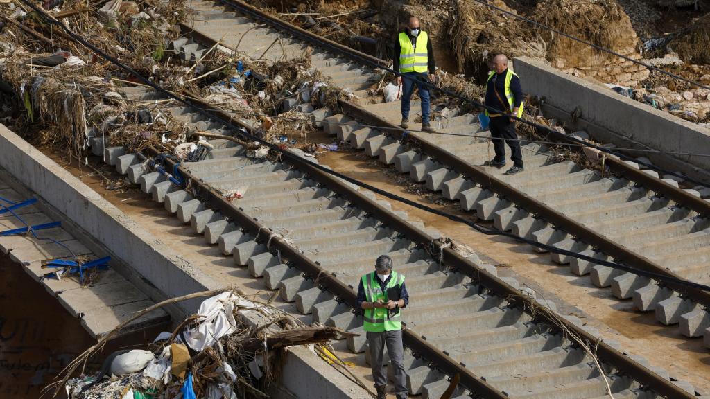 Varios operarios inspeccionan la línea de tren a su paso por Catarroja, Valencia. Efe / Chema Moya