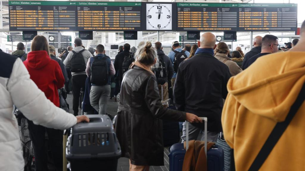 Pasajeros esperan en la estación Joaquín Sorolla de Valencia para coger el primer tren en dirección a Madrid. Efe / Ana Escobar