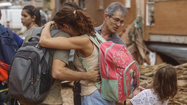 Dos personas se abrazan en una calle de Paiporta (Valencia) arrasada por la DANA del 29 de octubre.