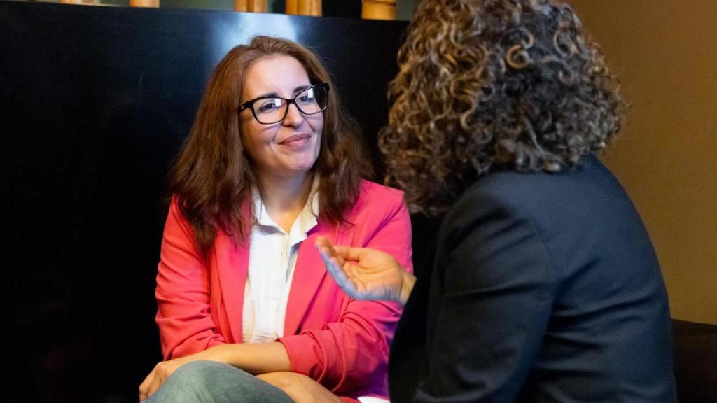 Ester de Nicolás y Noelia Hernández, periodista en DISRUPTORES, durante la entrevista.