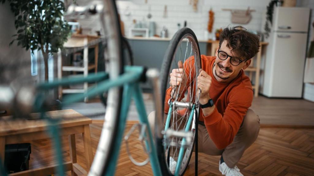 Joven repara su bici.