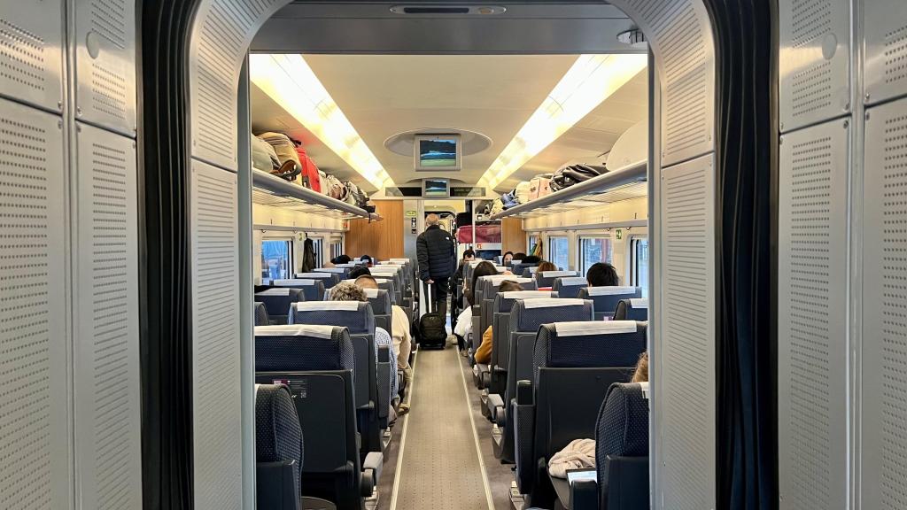 Interior del primer tren AVE que ha retomado la línea hacia Valencia después de la DANA.