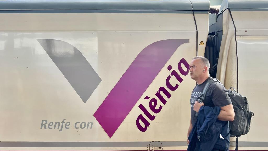 Renfe con Valencia, el mensaje vinilado en la locomotora del primer tren AVE en retomar la línea a Valencia.