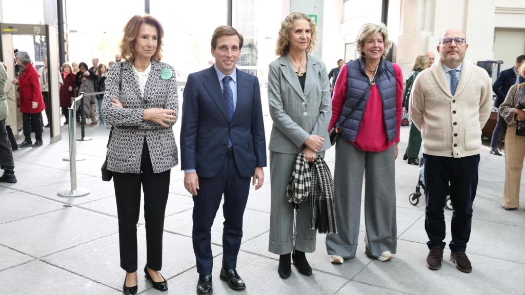 Simoneta Gómez-Acebo junto a su prima Elena y el alcalde de Madrid en la inauguración de El Rastrillo de Nuevo Futuro.