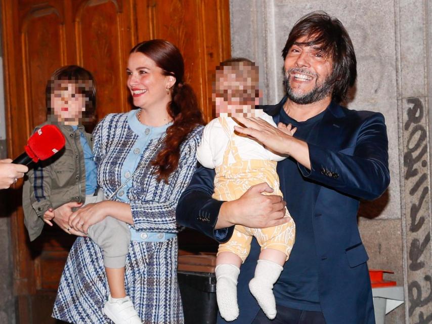 Joaquín Cortés junto a su mujer, Mónica, y sus hijos en una imagen tomada en 2021.