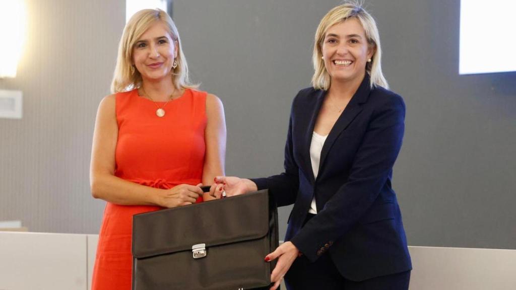 Salomé Pradas (izquierda) y Elisa Núñez (derecha) durante el traspaso de cartera en julio de este año.