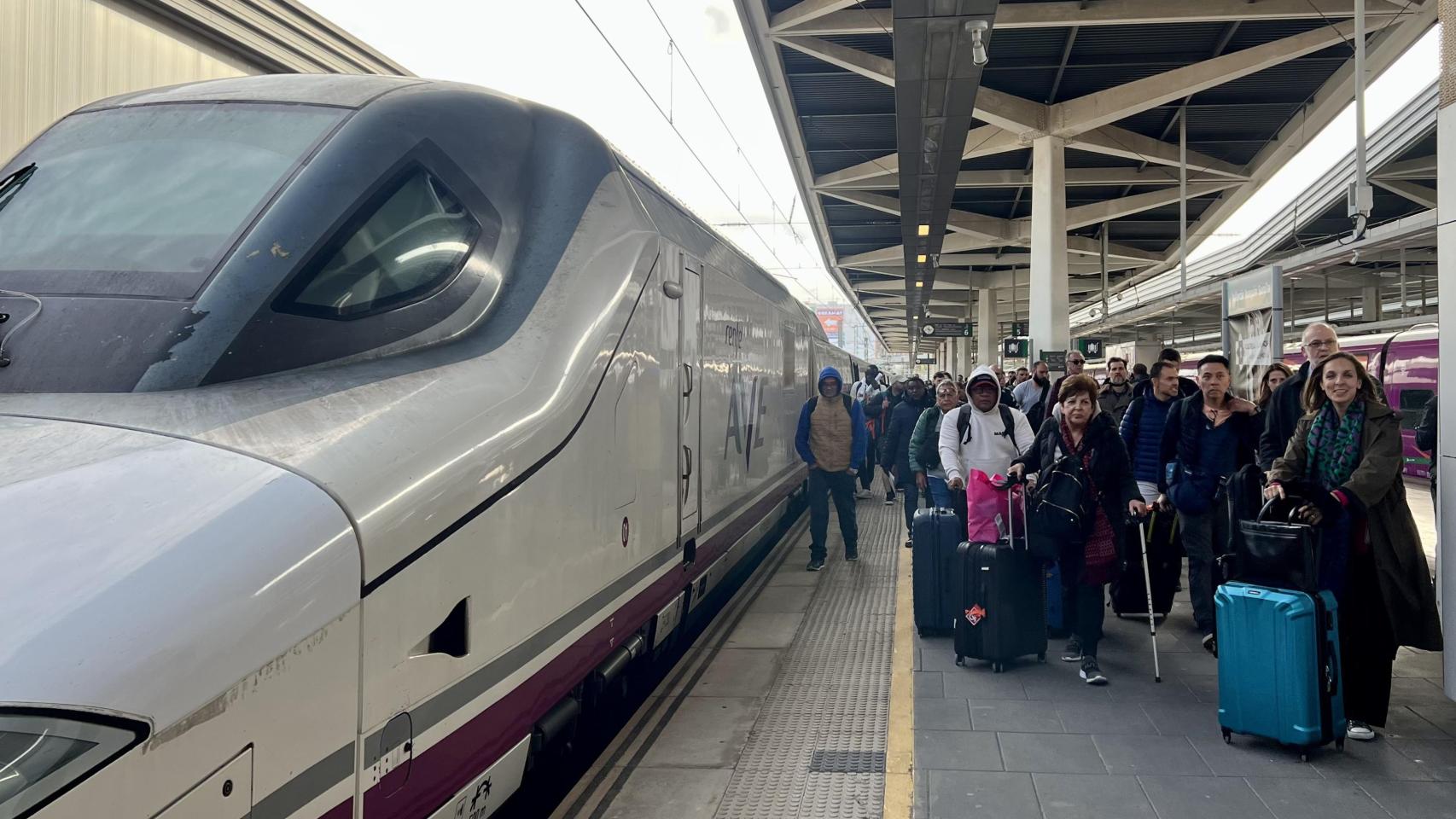 Pasajeros descienden del tren de Renfe a su llegada a la estación de Valencia - Joaquín Sorolla.