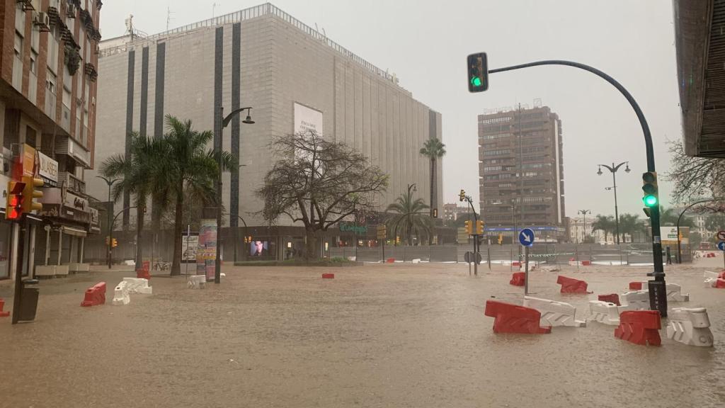 El entorno de El Corte Inglés de Málaga, completamente anegado por las lluvias.