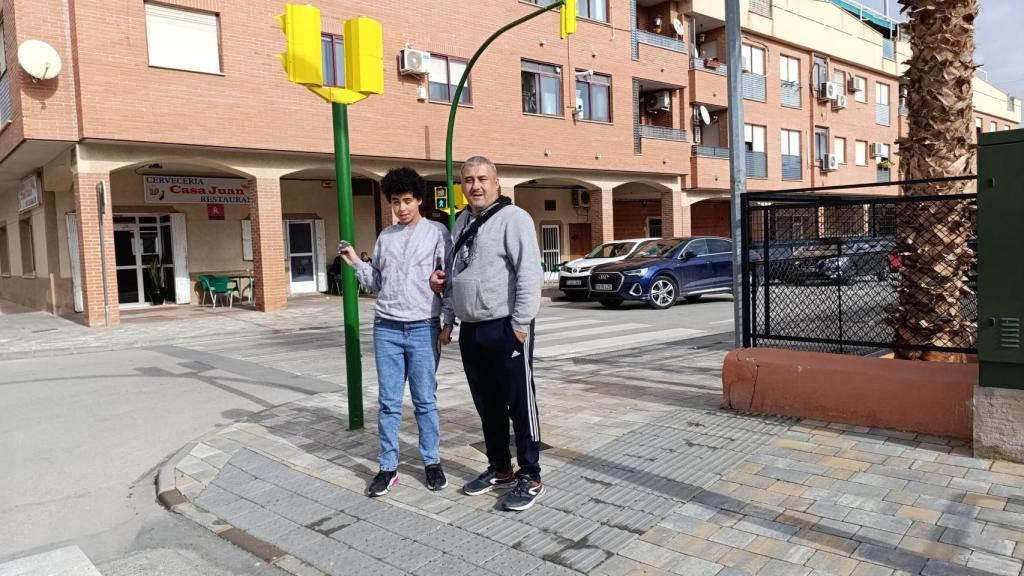 Helena y su padre, Pedro, esperan en un semáforo con el sistema 'Passblue'.