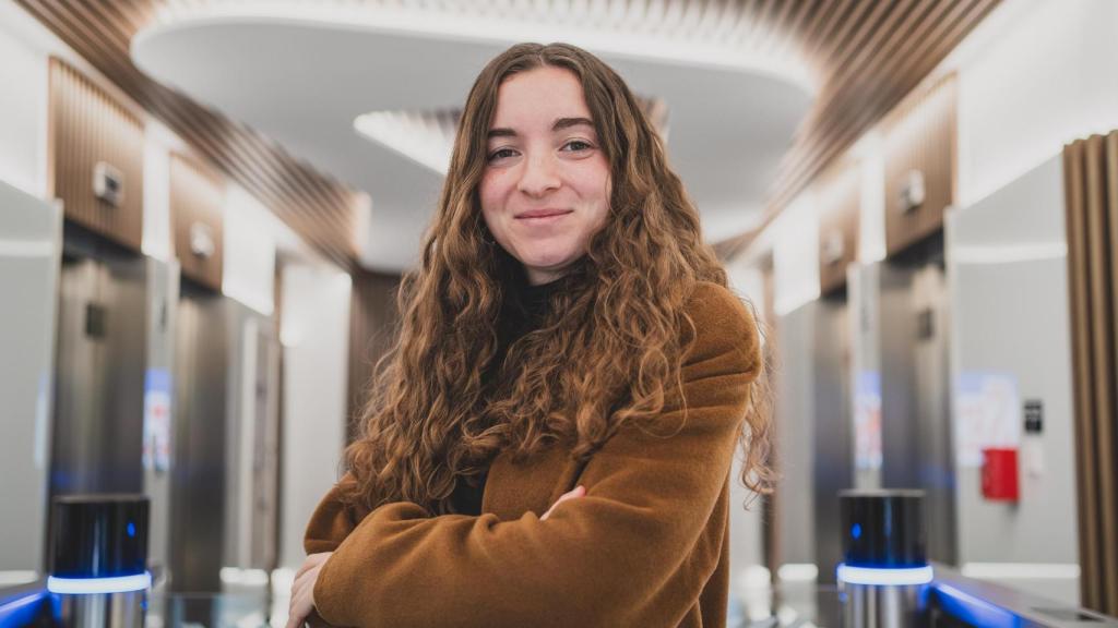 Laura Peinado en la entrada de la redacción de EL ESPAÑOL, Madrid.