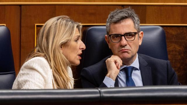 La vicepresidenta segunda y ministra de Trabajo, Yolanda Díaz, y el ministro para la Presidencia, Relaciones con las Cortes y Justicia, Félix Bolaños, este jueves durante el pleno en el Congreso de los Diputados.