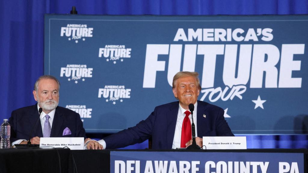 Mike Huckabee y Donald Trump, en un acto de la campaña electoral de las elecciones presidenciales de EEUU en Drexel Hill, Pensilvania.