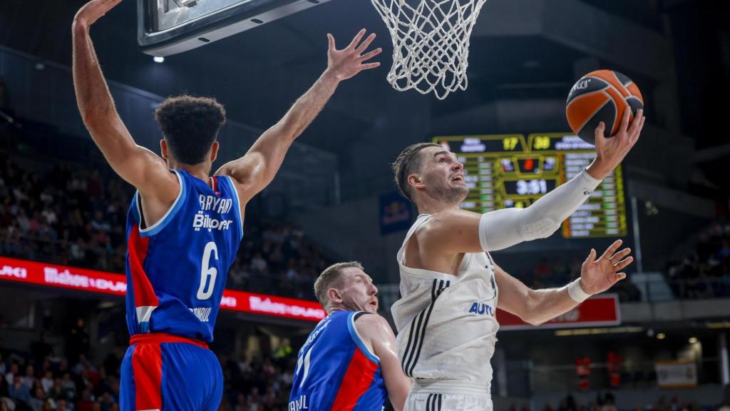 Mario Hezonja entra a canasta ante la defensa de Elijah Bryant.