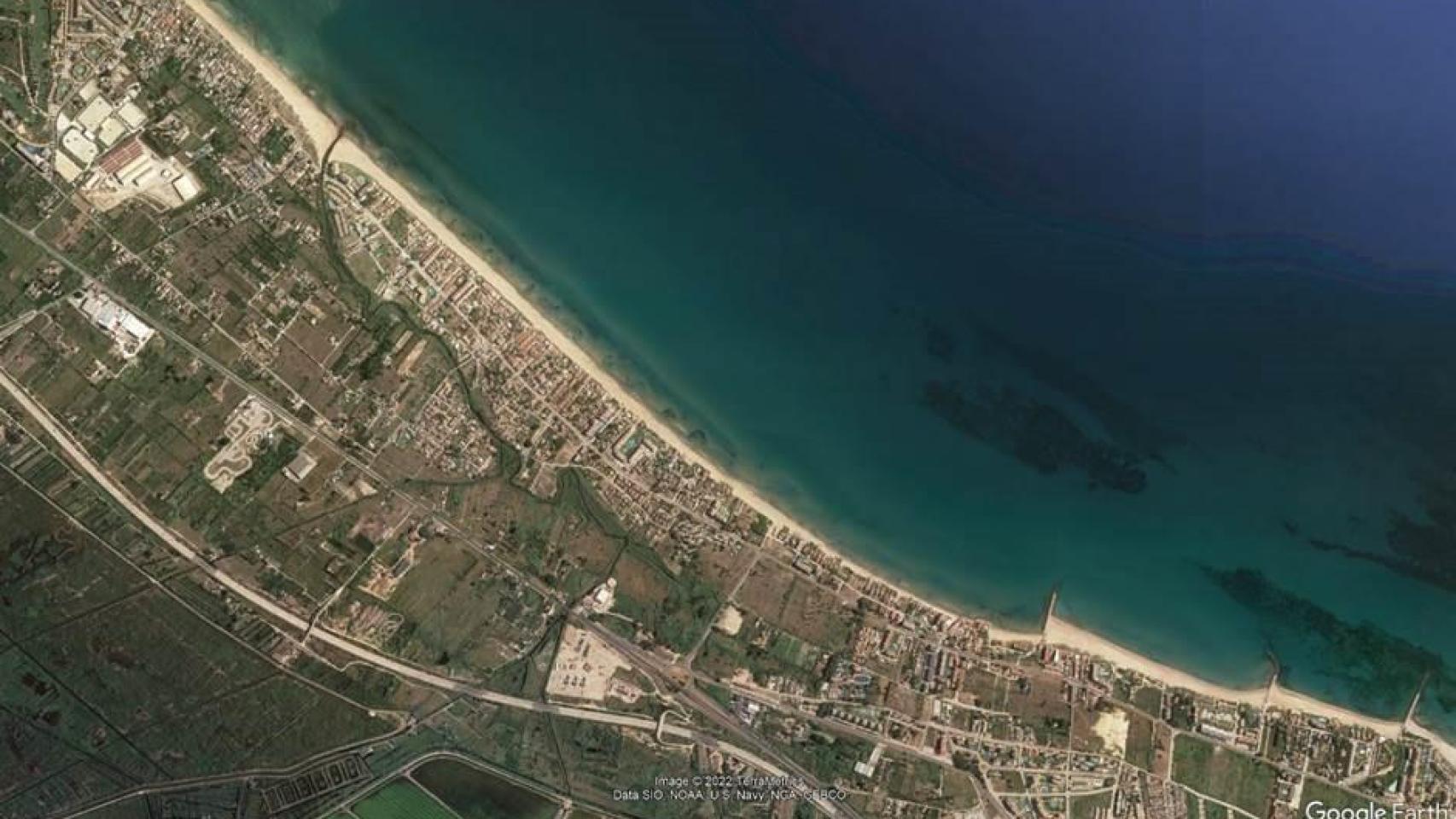 Playa de Les Deveses de Dénia en una vista aérea.