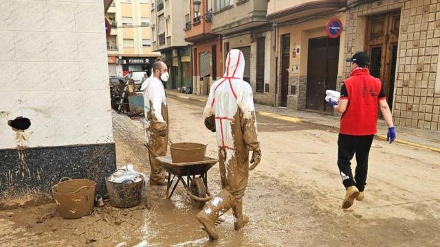 Un voluntario de AGS repartiendo menús calientes puerta a puerta entre los afectados de la DANA de Valencia.