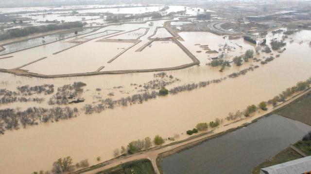 El río Ebro, en una de sus últimas avenidas extraordinarias a su paso por el recinto Expo.