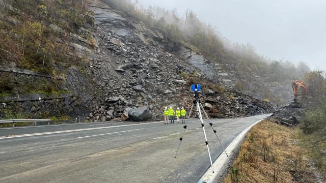 Transporte trabaja para habilitar un bypass en la AP-66 tras el derrumbe que cortó la conexión entre Asturias y León