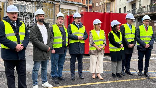 El alcalde de Zamora, Francisco Guarido, el presidente de la Junta, Alfonso Fernández Mañueco, y la consejera de Industria, Comercio y Empleo, Leticia García, frente al Mercado de Abastos de Zamora, este jueves