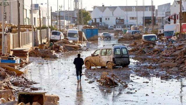 Una persona camina por una calle de un polígono en Catarroja, Valencia.