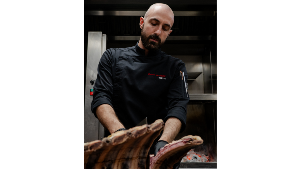 David Vázquez, cocinero al frente de Askua, templo del producto (y la txuleta) en Valencia.