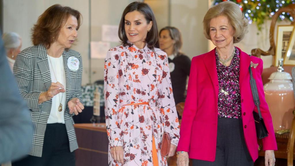 La reina Letizia y la emérita Sofía en El Ratrillo de Nuevo Futuro en 2019.