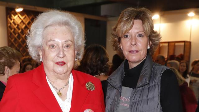 La infanta Pilar junto a su hija, Simoneta Gómez-Acebo, en una fotografía tomada en noviembre de 2018.