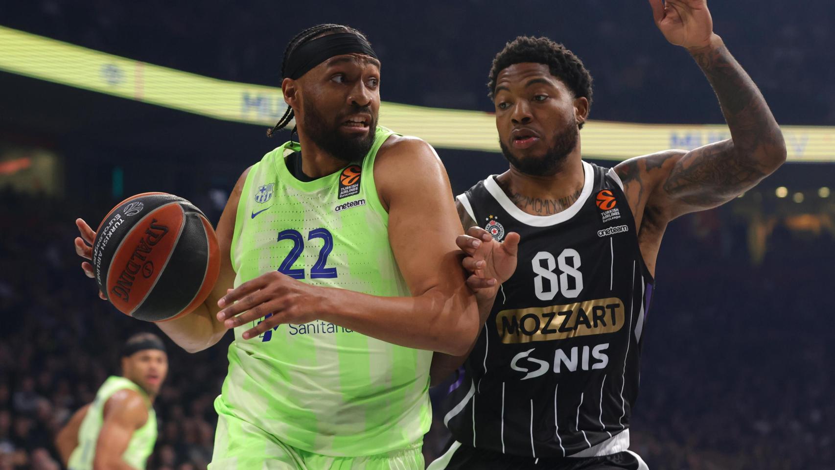 Jabari Parker trata de retener el balón ante Tyrique Jones en el partido de la Euroliga.