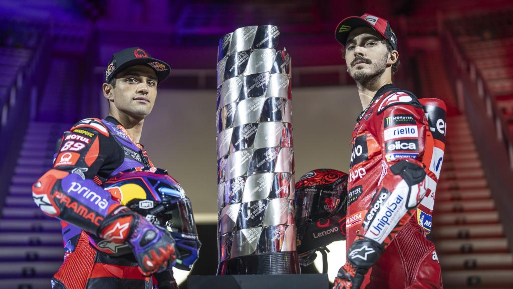 Jorge Martín y Pecco Bagnaia posan junto a la torre de campeones, en el Museo Nacional de Arte Cataluña.