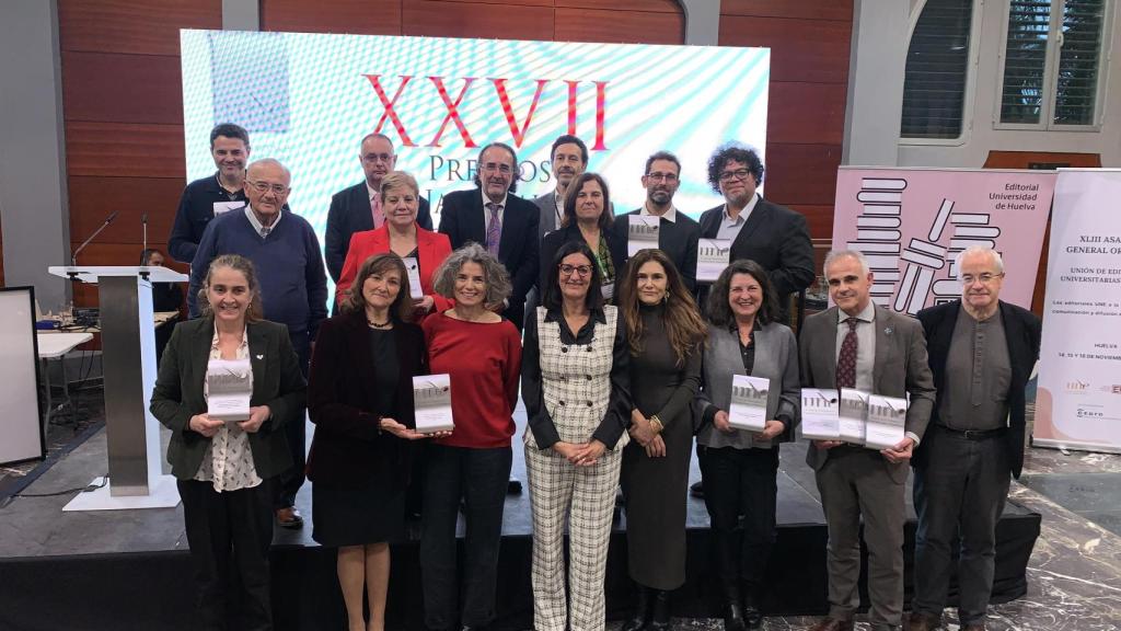 Foto de familia de los galardonados en los XXVII Premios Nacionales de Edición Universitaria. Foto: UNE