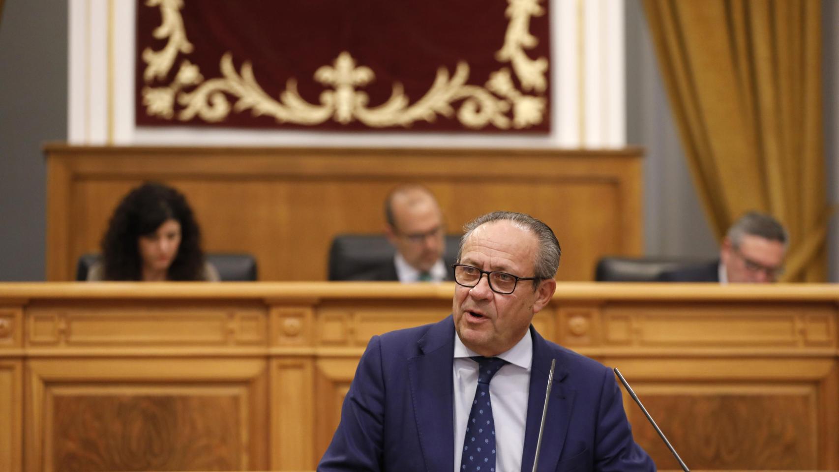 El consejero Juan Alfonso Ruiz Molina durante el pleno de las Cortes de Castilla-La Mancha. Foto: Cortes CLM.