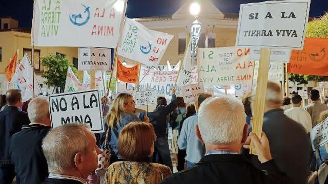 Manifestación en Torrenueva (Ciudad Real) contra el proyecto. Foto: Plataforma 'Sí a la Tierra Viva'.