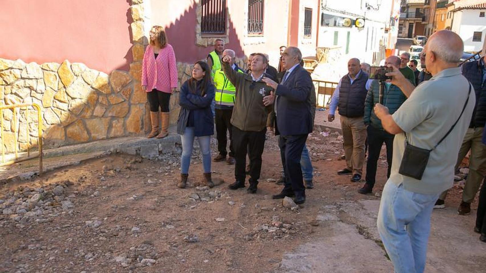 Pedro Lozano junto Page en la visita del presidente autonómico a Villel de Mesa.