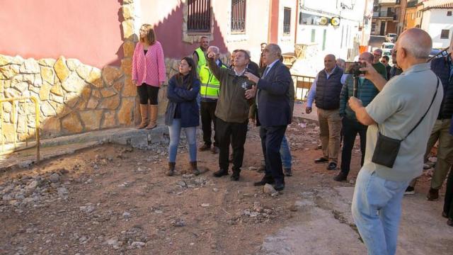 Pedro Lozano junto Page en la visita del presidente autonómico a Villel de Mesa.