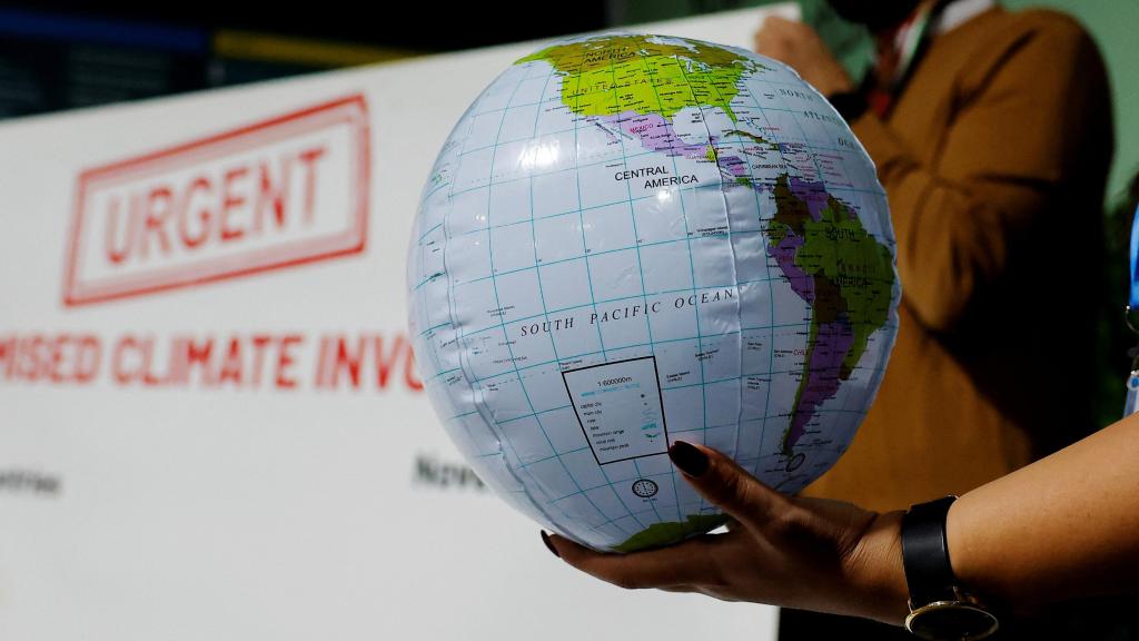 Un activista durante una protesta en la COP29 de Bakú, pidiendo acción urgente.