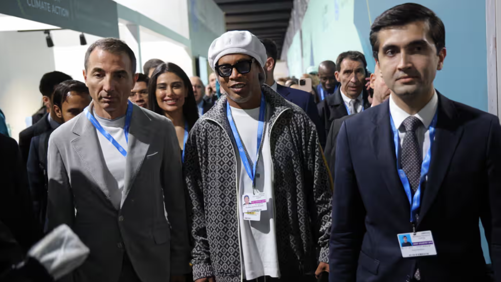 El exfutbolista brasileño Ronaldinho, durante su visita improvisada a la COP29.