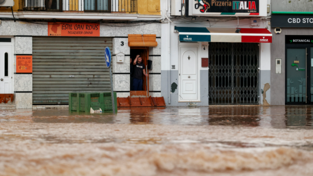 Un puente parcialmente derrumbado por el crecimiento del río en Claret, Valencia.