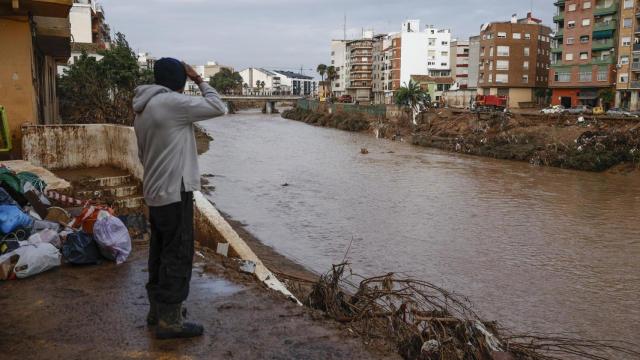 Un hombre observa el caudal del Barranco el Poyo este jueves. Biel Aliño EFE