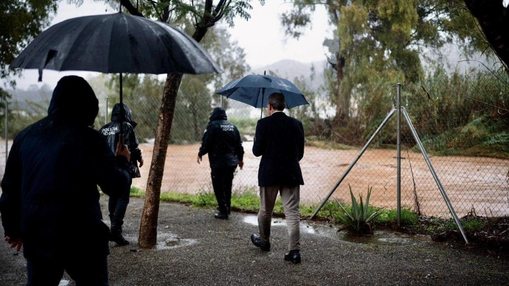 El alcalde de Málaga recorre el distrito de Campanillas afectado por las lluvias.