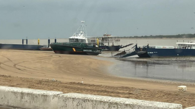 La patrullera Río Irati, embarrancada en la mañana de este jueves.