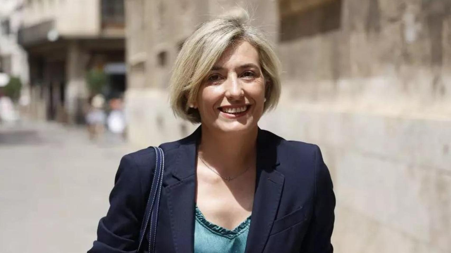 Elisa Núñez, ante el Palau de la Generalitat Valenciana, en julio de 2023, el día que fue nombrada 'consellera'.