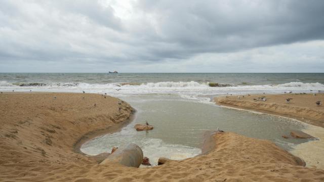 Limpian los aliviaderos en prevención de las lluvias, a 14 de noviembre de 2024, en La Antilla, Huelva.